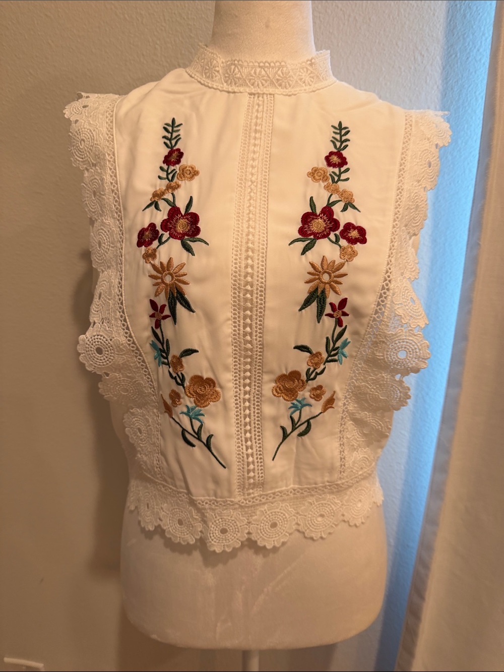 Commense White Lace Embroidered Floral Sleeveless Top